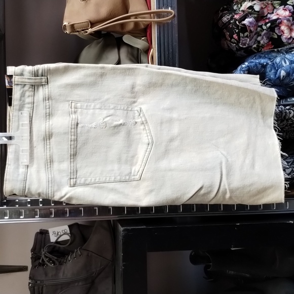 No boundaries distressed shorts - Picture 3 of 3